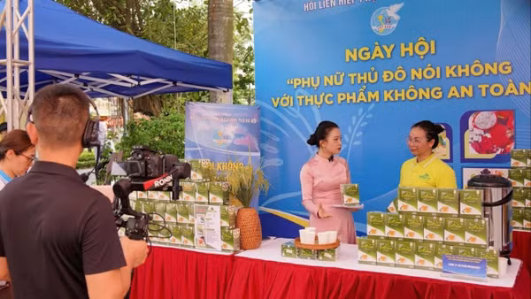 Phiên livestream quảng bá nông sản sạch trên các nền tảng số của Hội Liên hiệp Phụ nữ thành phố Hà Nội.