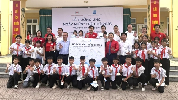 Các đại biểu cùng học sinh hưởng ứng Ngày nước thế giới năm 2026.