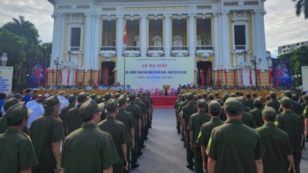Lễ ra mắt lực lượng tham gia bảo vệ an ninh, trật tự tại Hoàn Kiếm. (Ảnh: VGP)