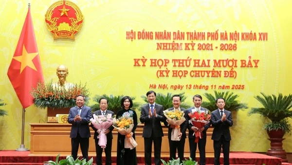 Bí thư Thành ủy Hà Nội Nguyễn Duy Ngọc chúc mừng các đồng chí tân lãnh đạo của thành phố. 