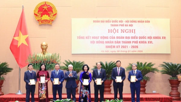 Ủy ban Thường vụ Quốc hội tặng Bằng khen cho 3 tập thể, 7 cá nhân có thành tích xuất sắc trong hoạt động của Đoàn Đại biểu Quốc hội khóa XV.