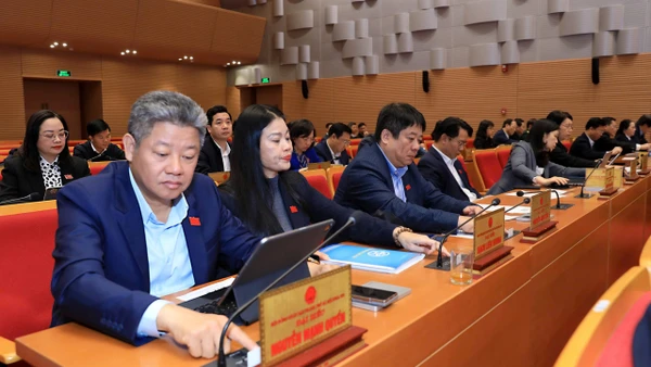 Các đại biểu Hội đồng nhân dân thành phố Hà Nội bấm nút biểu quyết thông qua Nghị quyết tại kỳ họp thứ 29.