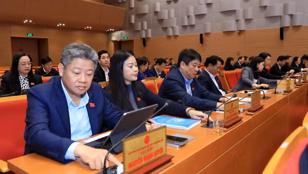 Các đại biểu Hội đồng nhân dân thành phố Hà Nội bấm nút biểu quyết thông qua Nghị quyết tại kỳ họp thứ 29.