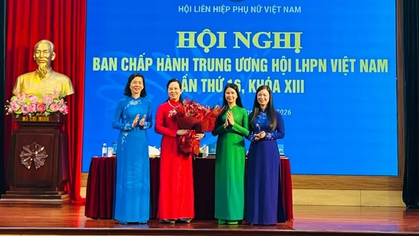 Thường trực Đoàn Chủ tịch Trung ương Hội Liên hiệp Phụ nữ Việt Nam chúc mừng tân Chủ tịch Hội Liên hiệp Phụ nữ Việt Nam Lê Thị Thủy. 