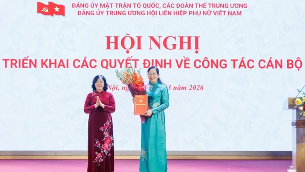 Chủ tịch Ủy ban Trung ương Mặt trận Tổ quốc Việt Nam Bùi Thị Minh Hoài trao quyết định và tặng hoa chúc mừng đồng chí Lê Thị Thủy, Ủy viên Trung ương Đảng, Bí thư Đảng ủy Trung ương Hội Liên hiệp Phụ nữ Việt Nam, nhiệm kỳ 2025-2030.
