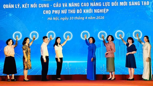 Các đại biểu khởi động nền tảng số “Quản lý, kết nối cung-cầu và nâng cao năng lực đổi mới sáng tạo cho phụ nữ Thủ đô khởi nghiệp”.