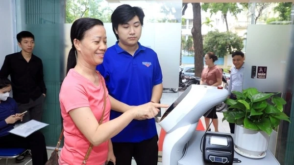 Người dân trải nghiệm quy trình tiếp dân hoàn toàn mới, robot AI tại phường Cửa Nam (Ảnh: LÊ HẢI)