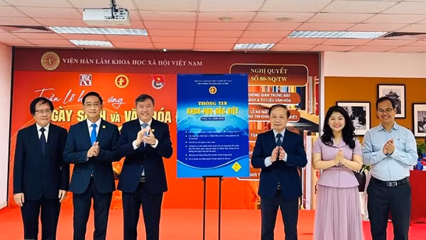 Các đại biểu thực hiện nghi thức ra mắt ấn phẩm "Thông tin khoa học đặc biệt phục vụ lãnh đạo". 