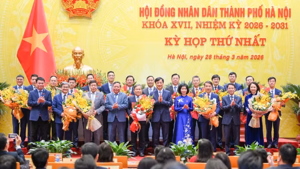 Đồng chí Bí thư Thành ủy Hà Nội Nguyễn Duy Ngọc chúc mừng lãnh đạo Hội đồng nhân dân và Ủy ban nhân dân thành phố nhiệm kỳ 2026-2031. (Ảnh: Thế Đại)