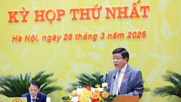 Phó Chủ tịch Thường trực Ủy ban nhân dân thành phố Hà Nội Dương Đức Tuấn trình bày tờ trình tại kỳ họp.