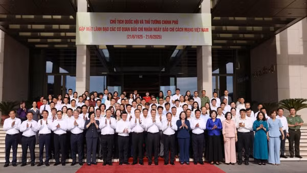 Thủ tướng chính phủ Lê Minh Hưng và Chủ tịch Quốc hội Trần Thanh Mẫn chụp ảnh cùng các đại biểu. (Ảnh: DUY LINH)