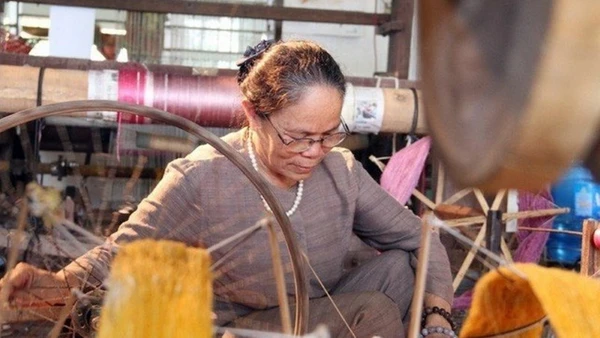 Nghệ nhân Ưu tú Phan Thị Thuận, người tiên phong trong việc đưa sản phẩm lụa từ tơ sen ra thị trường. 