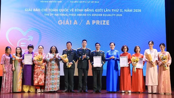 Đồng chí Lê Thị Thủy, Chủ tịch Hội Liên hiệp Phụ nữ Việt Nam và bà Caroline Nyamayemombe, Trưởng đại diện UN Women tại Việt Nam trao giải A tặng các tập thể, cá nhân (Ảnh: TUẤN ANH)