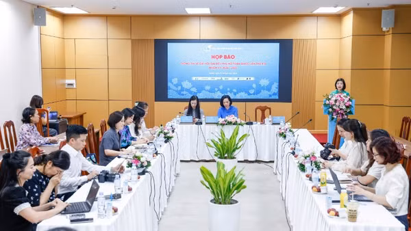 Toàn cảnh buổi họp báo. 