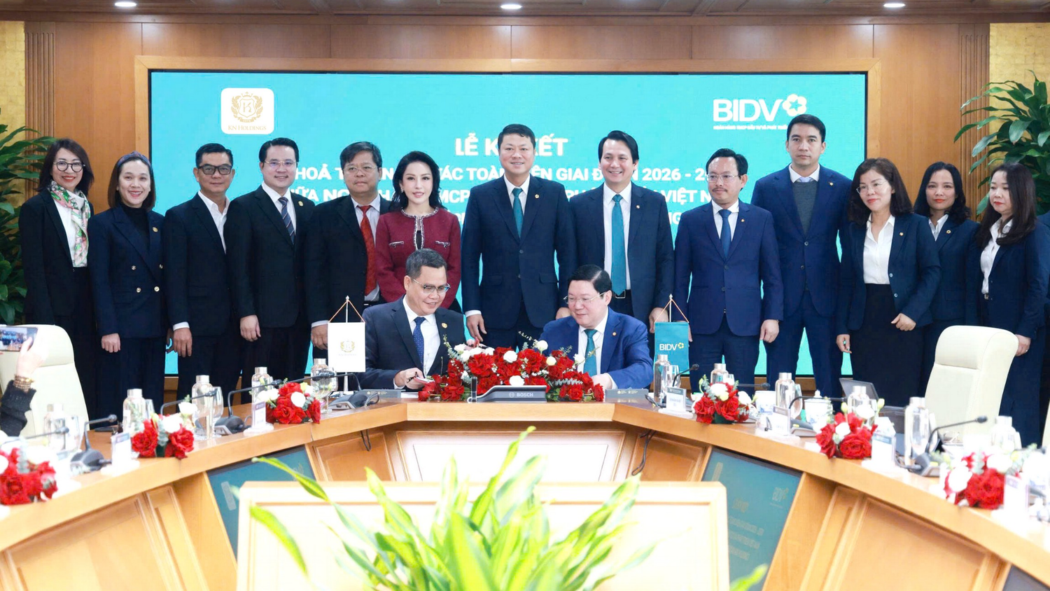 Ông Nguyễn Đức Dũng (Phó Tổng Giám đốc KN Holdings) và ông Đoàn Việt Nam (Phó Tổng Giám đốc BIDV) đại diện hai đơn vị ký kết Thỏa thuận hợp tác.