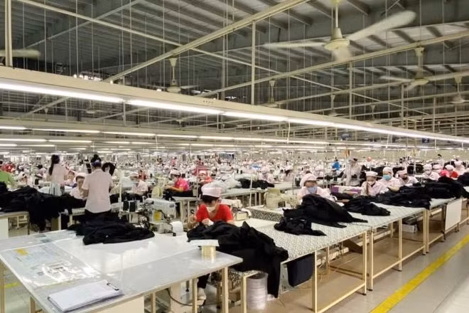 Công nhân lao động may mặc quần áo tại Công ty TNHH Panko Via. 