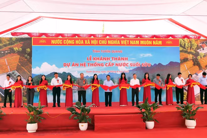 Các đồng chí lãnh đạo tỉnh Tuyên Quang cắt băng khánh thành dự án hệ thống cấp nước suối Sửu.
