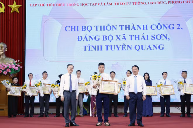 Các đồng chí lãnh đạo tỉnh Tuyên Quang trao tặng bằng khen cho các tập thể tiêu biểu trong học tập, làm theo gương Bác.