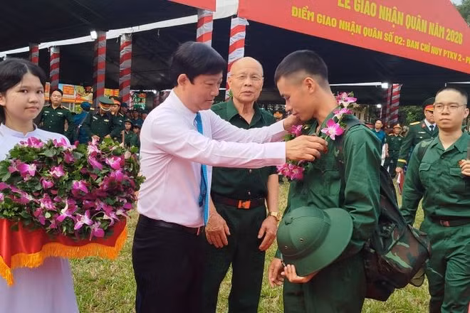 Đồng chí Võ Văn Minh, Ủy viên Trung ương Đảng, Phó Bí thư Thành ủy, Chủ tịch Hội đồng nhân dân Thành phố Hồ Chí Minh chúc mừng và động viên các tân binh lên đường làm nghĩa vụ thiêng liêng với Tổ quốc.