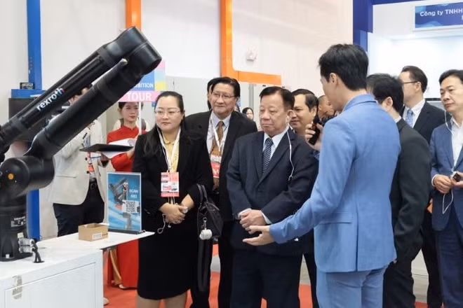 Các đại biểu tham quan các gian hàng tại Triển lãm tự động hóa Thế giới Việt Nam.