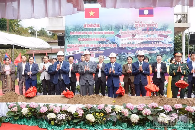 Các đại biểu làm lễ động thổ khởi công dự án. (Ảnh: DUY TOÀN)