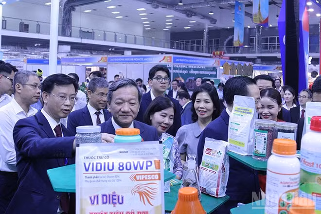 Đại biểu tham quan gian hàng trưng bày tại VIETLAO EXPO 2026. (Ảnh: Duy Toàn)