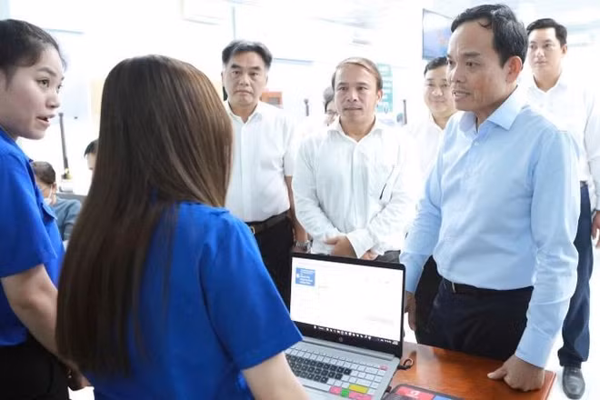 Bí thư Thành ủy Thành phố Hồ Chí Minh Trần Lưu Quang khảo sát tại Trung tâm phục vụ hành chính công phường Bình Dương. 