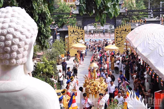 Nghi lễ rước Phật, sáng 31/5 tại Chùa Phật Tích ở thủ đô Vientiane, Lào. (Ảnh: DUY TOÀN)