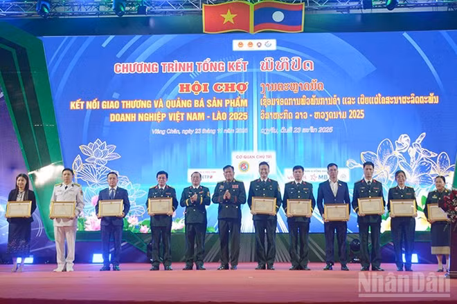 Trao Bằng khen của Bộ trưởng Quốc phòng Việt Nam cho các cá nhân, tập thể có thành tích xuất sắc trong tổ chức và tham gia hội chợ. (Ảnh: TRỊNH DŨNG)