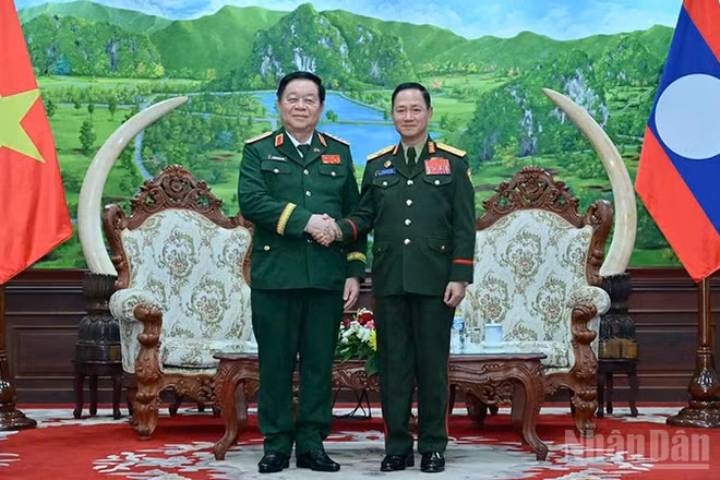 Đại tướng Nguyễn Trọng Nghĩa (bìa trái) và Đại tướng Khamliang Outhakaysone. (Ảnh: TRỊNH DŨNG)