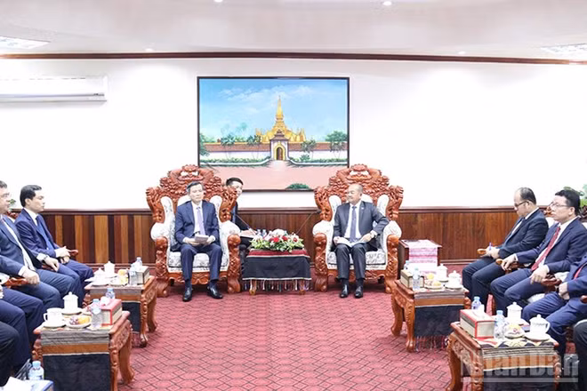 Đồng chí Đoàn Minh Huấn (bìa trái) cùng đoàn công tác tại buổi làm việc với đồng chí Kikeo Khaykhamphithoune. (Ảnh: DUY TOÀN)