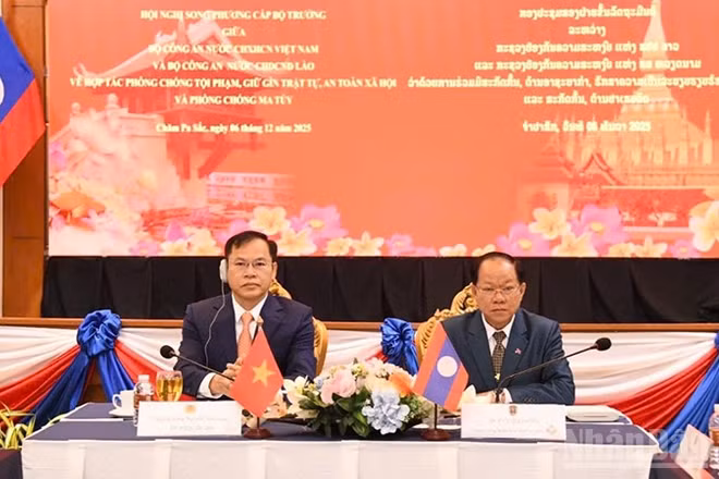 Thượng tướng Nguyễn Văn Long và Thượng tướng Khamkinh Phuilamanivong đồng chủ trì hội nghị. (Ảnh: DUY TOÀN)