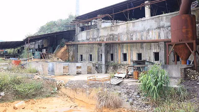 Hàng tấn thiết bị, máy móc bỏ hoang, gỉ sét trong nhà máy.