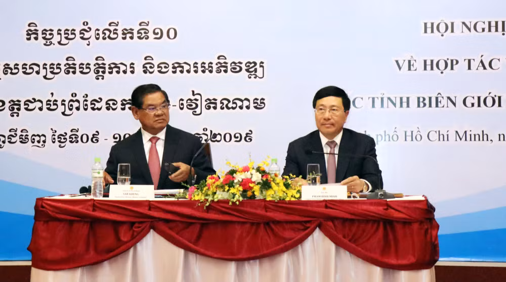 Phó Thủ tướng, Bộ trưởng Ngoại giao Phạm Bình Minh (phải) và Phó Thủ tướng, Bộ trưởng Nội vụ Campuchia Sar Kheng (trái) tại Hội nghị (ảnh: TTX)