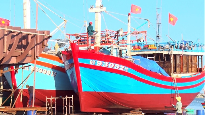 Cửa biển bị bồi lấp gây khó khăn cho tàu của ngư dân ở Quảng Trị ra khơi đánh bắt thủy, hải sản.