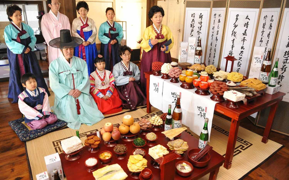 Một gia đình Hàn Quốc mặc trang phục truyền thống chuẩn bị lễ cúng tổ tiên trong Tết Chuseok (Ảnh: Tagstory)