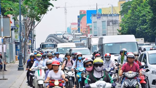 Cầu vượt vào sân bay Tân Sơn Nhất thông thoáng, nhưng hai bên hông cầu, phương tiện vẫn đông đúc.