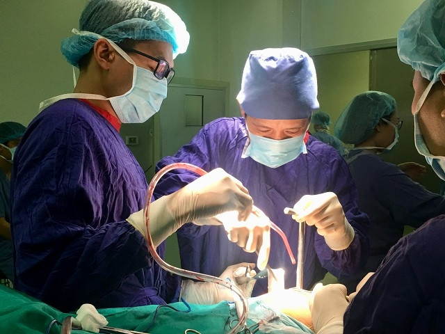 Các bác sĩ tiến hành thay khớp háng cho cụ ông 92 tuổi.