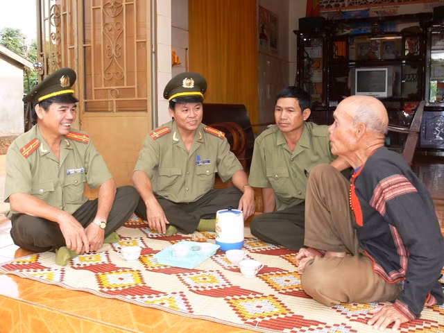 Lực lượng an ninh Công an tỉnh Đác Lắc thăm hỏi các già làng ở buôn Ea Mắp, thị trấn Ea Pốc, huyện Cư M’gar.