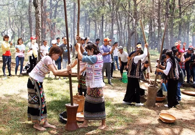 Các nghệ nhân thi giã gạo.