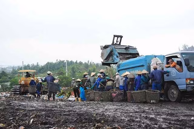 Mỗi ngày có hàng ngàn tấn rác tập kết về bãi rác Khánh Sơn.