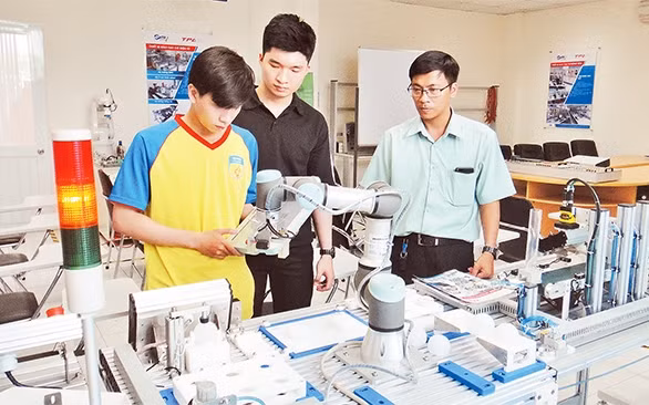 Ðào tạo nguồn nhân lực vi mạch bán dẫn tại Trung tâm đào tạo Khu Công nghệ cao TP Hồ Chí Minh.