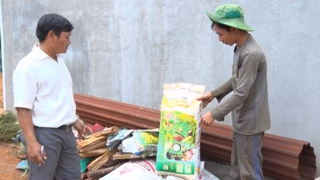 Một số bao phân bón được người dân giữ lại làm cơ sở để các cơ quan chức năng kiểm tra xác định nguyên nhân.