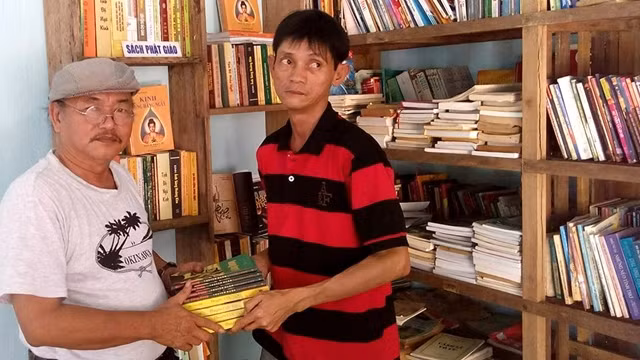 Anh Ninh (bên phải) luôn nhiệt huyết truyền đi cảm hứng về văn hóa đọc đến với cộng đồng.