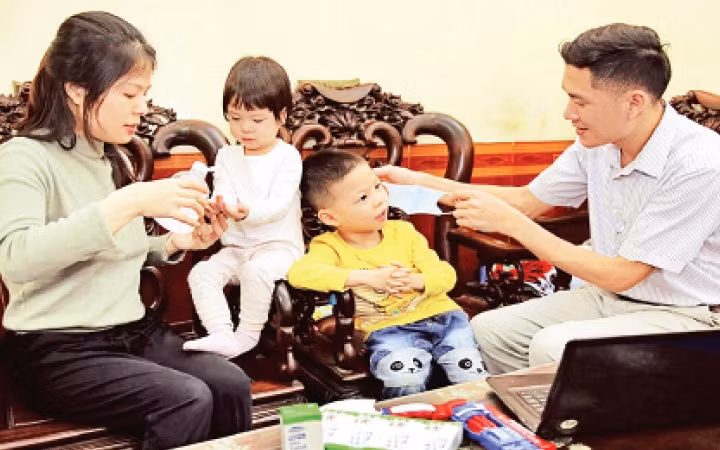 Thời gian dành cho gia đình nhiều hơn trong những ngày nghỉ do dịch Covid-19. Ảnh: LÊ TUẤN