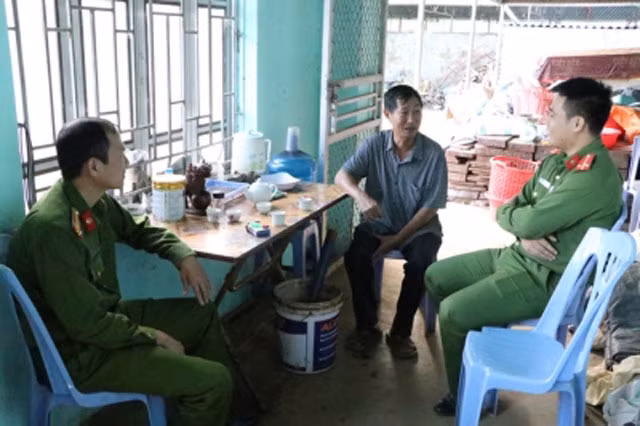 Công an TP Lai Châu thường xuyên động viên, giúp đỡ người lầm lỗi tái hóa nhập cộng đồng.