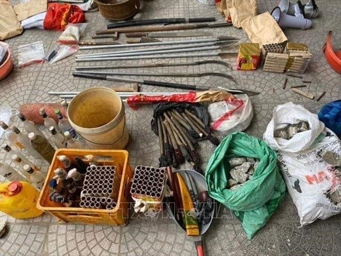 Một số vũ khí, hung khí của các đối tượng trong vụ án đặc biệt nghiêm trọng tại Đồng Tâm bị cơ quan Công an thu giữ. Nguồn: TTXVN. 