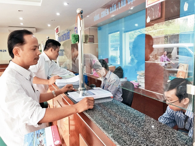 Áp dụng quy trình một cửa liên thông điện tử, thời gian cấp phép xây dựng sẽ rút ngắn còn 42 ngày. Trong ảnh: Nộp hồ sơ xin cấp giấy phép xây dựng tại Sở Xây dựng.
