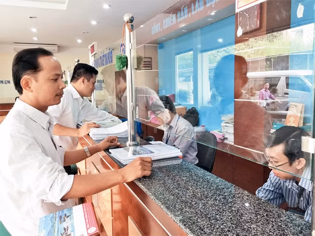 Áp dụng quy trình một cửa liên thông điện tử, thời gian cấp phép xây dựng sẽ rút ngắn còn 42 ngày. Trong ảnh: Nộp hồ sơ xin cấp giấy phép xây dựng tại Sở Xây dựng.