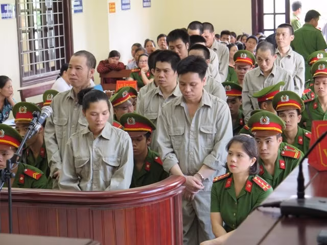 Các bị cáo trong đường dây mua bán, vận chuyển ma túy bị truy tố trước phiên tòa.